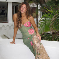 Robe longue verte fleurie, bretelles fines, décolleté en V, motifs roses et beiges.