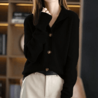 Gilet en cachemire noir à col chemise, manches longues, boutons ronds effet bois.