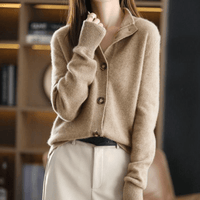 Gilet en cachemire beige à col chemise, manches longues, boutons ronds et côtelés.