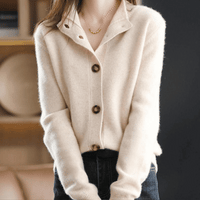 Gilet en cachemire beige à col chemise, manches longues, boutons effet bois.