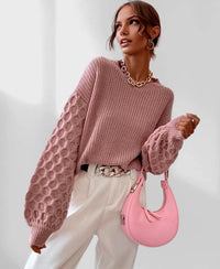 Pull de printemps rose poudré, manches longues gaufrées et encolure ras du cou
