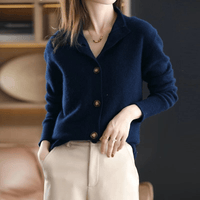 Gilet en cachemire bleu nuit à col chemise, manches longues, boutonnage à boutons.