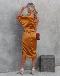Robe midi satin dorée avec une épaule, fente avant, drapé au dos et manches chauve-souris.