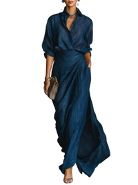 Robe longue drapée bleue avec encolure boutonnée, ceinture à la taille et fente