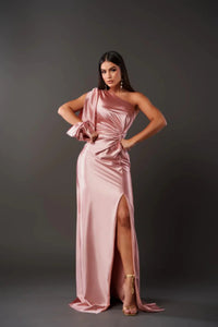 Robe longue satin rose, une épaule, drapé et fente sur le côté.