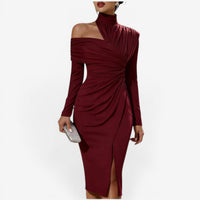 Robe portefeuille midi rouge vin, épaules dénudées, col montant froncé, manches longues, fente
