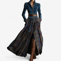 Robe élégante : haut en denim bleu, ceinture marron, jupe ample à carreaux, boutons.