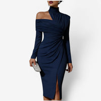 Robe portefeuille midi bleu marine, épaules dénudées, col montant froncé, manches longues, fente