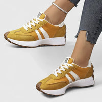 Baskets orthopédiques jaunes à trois bandes blanches et semelle blanche.