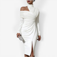 Robe portefeuille midi blanche, épaules dénudées, col montant froncé, manches longues, fente