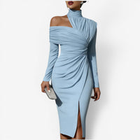 Robe portefeuille midi bleu clair, épaules dénudées, col montant froncé, manches longues, fente