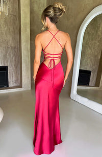 Robe longue en satin rouge, dos nu à bretelles croisées et laçage, longue fente.