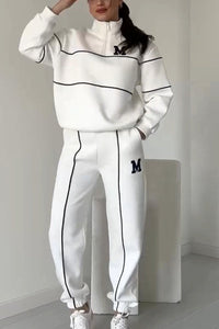 Ensemble pull et pantalon blanc, col montant zippé, bandes contrastées et broderie M