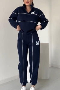 Ensemble pull et pantalon bleu nuit, col montant zippé, bandes contrastées et broderie M