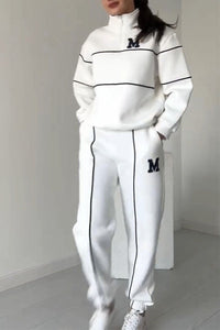 Ensemble pull et pantalon blanc, col montant zippé, bandes contrastées et broderie M
