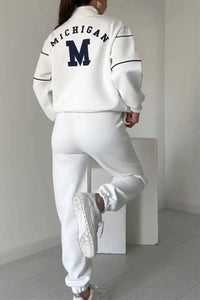 Ensemble pull et pantalon blanc à bandes contrastées, broderie Michigan M dans le dos