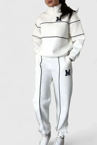 Ensemble pull et pantalon blanc, surpiqûres fines noires et logo M sur le haut
