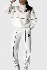 Ensemble pull et pantalon blanc avec tracés noirs, logo M sur poitrine et jambe