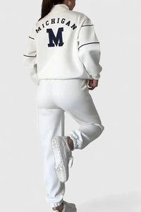 Ensemble pull et pantalon blanc avec lignes contrastées et logo M sur le haut