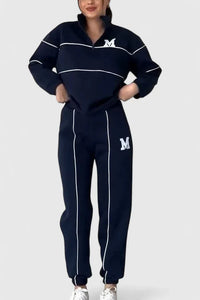 Ensemble pull et pantalon bleu marine avec lignes blanches, logo M sur le haut