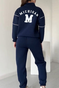 Ensemble pull et pantalon bleu nuit, dos brodé Michigan M, bandes contrastées et col montant