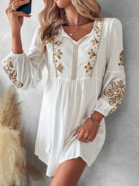 Robe midi blanche bohème avec liserés brodés dorés, manches bouffantes