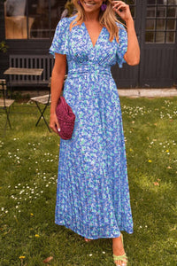 Robe longue fleurie bleue, manches courtes, encolure V, taille froncée.
