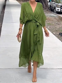 Robe midi verte à col en V, manches kimono, ceinture nouée, tissu léger avec drapé.