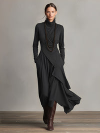 Robe noire élégante drapée, encolure haute, manches longues, superposition asymétrique