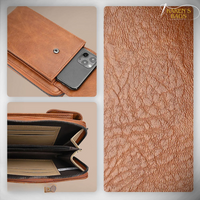 Détail du sac en cuir marron : texture grainée et compartiment zippé
