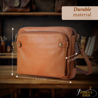 Sac à main en cuir orange, poche zippée et bandoulière avec rivets en métal.