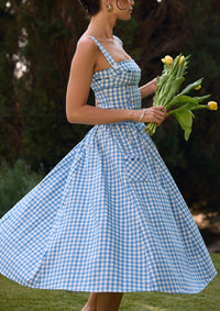 Robe midi sans manches bleu ciel à carreaux, boutons devant, jupe ample évasée.