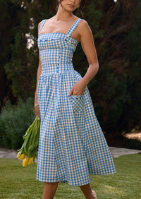 Robe midi bleu ciel à carreaux, encolure carrée et bretelles, jupe évasée.