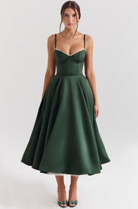 Robe midi satin vert foncé, bretelles fines, jupe ample évasée, décolleté cœur.