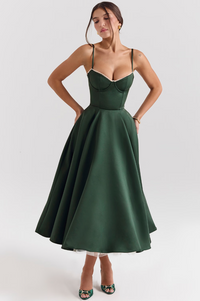 Robe midi satin vert foncé, décolleté cœur, bretelles fines, jupe évasée.