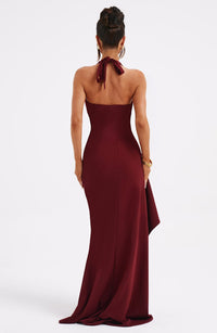 Robe longue bordeaux au dos avec ruban, coupe évasée et fente