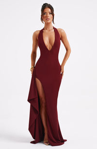 Robe longue bordeaux décolleté V, fente jusqu’aux genoux et pan tombant
