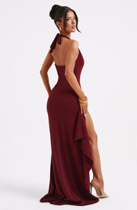 Robe longue bordeaux décolleté dos plongeant, fente latérale et pan drapé