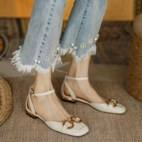 Sandales orthopédiques Helen™ blanches avec bijou décoratif doré et talon bloc bas.