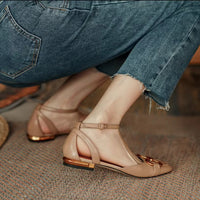 Sandales orthopédiques Helen™ beige rosé avec bride au talon et détail doré sur le dessus.