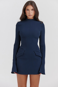 Robe courte Zevuri en maille moulante bleu marine, col montant, manches longues évasées