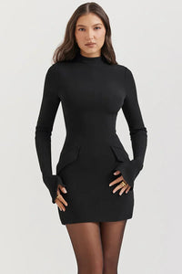 Robe courte noire en maille moulante, manches longues, col montant, découpes évasées à la taille