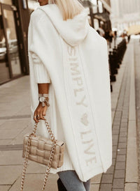 Cardigan blanc à capuche, écriture ton sur ton dans le dos, poches avant, maille côtelée