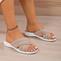 Sandales décontractées Esa™ beiges, brides croisées à rayures, semelle blanche.