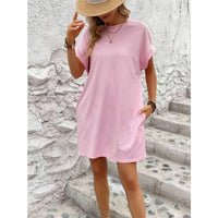 Robe courte style t-shirt rose clair, manches courtes, encolure ronde, ourlet évasé.