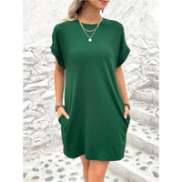 Robe courte style t-shirt vert foncé, manches courtes, encolure ronde, coupe évasée.