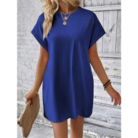 Robe courte style t-shirt bleu royal, manches courtes, encolure ronde, coupe ample.