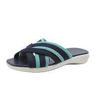 Sandales décontractées Esa™ bleu marine, brides croisées rayées turquoise, semelle blanche.