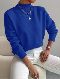 Pull minimaliste bleu roi en maille, encolure ronde, manches longues côtelées.