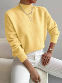 Pull minimaliste jaune en maille, encolure ronde, manches longues côtelées.